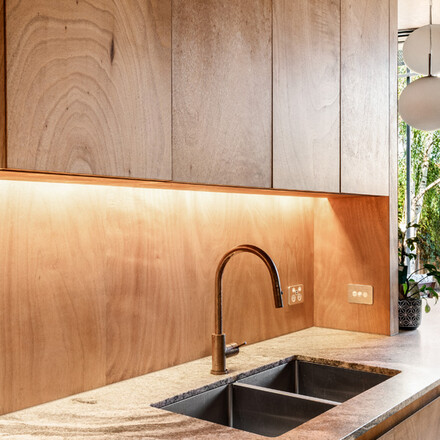 Inspirujte se - kuchyňsk&aacute; pracovn&iacute; deska z př&iacute;rodn&iacute; žuly Viscount White.