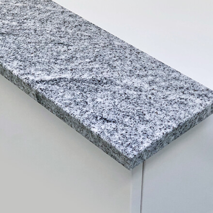 Detail okenn&iacute;ho parapetu Viscount White.