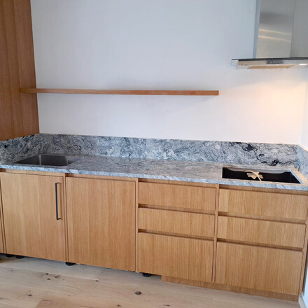 Kuchyňsk&aacute; pracovn&iacute; deska z př&iacute;rodn&iacute; žuly Viscount White.