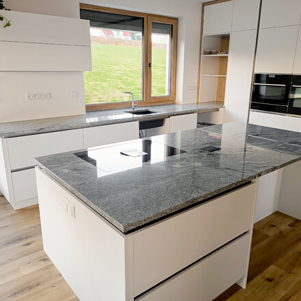 Modern&iacute; kuchyňsk&aacute; pracovn&iacute; deska z př&iacute;rodn&iacute;ho kamene Viscount White.