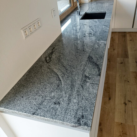 Žulov&aacute; kuchyňsk&aacute; linka Viscount White na m&iacute;ru - v&yacute;roba zak&aacute;zkov&eacute; kamenictv&iacute; TONE OF STONE.