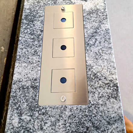 Integrovan&yacute; panel pro ovl&aacute;d&aacute;n&iacute; elektrospotřebičů a osvětlen&iacute; v př&iacute;rodn&iacute;m kameni Viscount White.