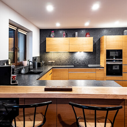 Žulov&aacute; kuchyňsk&aacute; deska a obklad stěny z př&iacute;rodn&iacute;ho kamene Steel grey s kart&aacute;čovanou povrchovou &uacute;pravou.  Zak&aacute;zkov&aacute; v&yacute;roba TONE OF STONE.