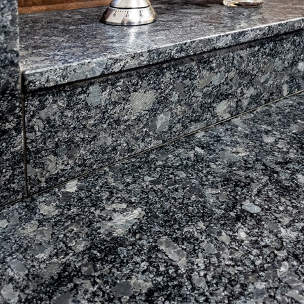 Z&aacute;dov&yacute; obklad a žulov&yacute; parapet jako souč&aacute;st kuchyňsk&eacute; desky z př&iacute;rodn&iacute;ho kamene Steel grey. Zak&aacute;zkov&aacute; v&yacute;roba TONE OF STONE.