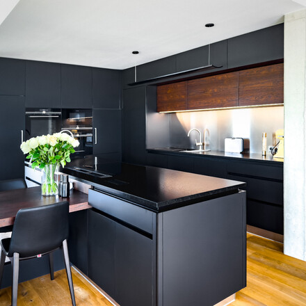 Luxusn&iacute; kuchyně s kamennou kuchyňskou deskou ze žuly Nero Assoluto Zimbabwe. Zak&aacute;zkov&aacute; v&yacute;roba TONE OF STONE.