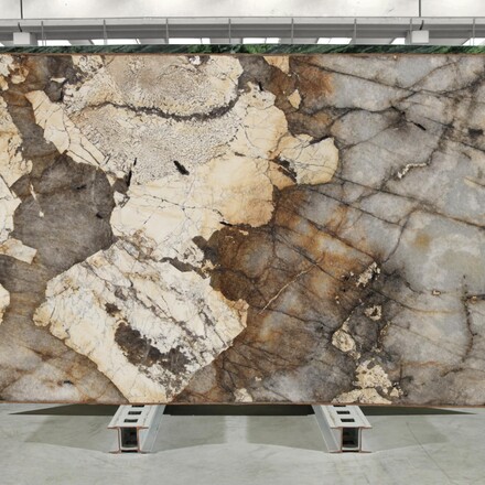 Kamenná deska z kvarcitu Patagonia s leštěným povrchem. Zakázkové kamenictví TONE OF STONE. Kamenná deska z kvarcitu Patagonia s leštěným povrchem. Zakázkové kamenictví TONE OF STONE.