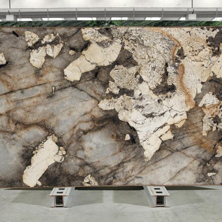 Kvarcitová deska Patagonia s lesklou povrchovou úpravou. Zakázkové kamenictví TONE OF STONE. Kvarcitová deska Patagonia s lesklou povrchovou úpravou. Zakázkové kamenictví TONE OF STONE.