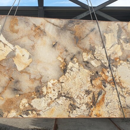 Deska z přírodního kvarcitu Patagonia s řeznou povrchovou úpravou. Zakázkové kamenictví TONE OF STONE. Deska z přírodního kvarcitu Patagonia s řeznou povrchovou úpravou. Zakázkové kamenictví TONE OF STONE.