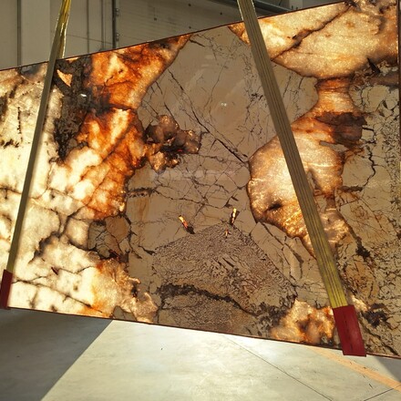 Prosvícená kamenná deska z kvarcitu Patagonia. Zakázkové kamenictví TONE OF STONE. Prosvícená kamenná deska z kvarcitu Patagonia. Zakázkové kamenictví TONE OF STONE.