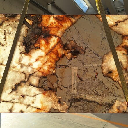 Kvarcitov&aacute; deska Patagonia s prosv&iacute;cenou krystalickou č&aacute;st&iacute;. Zak&aacute;zkov&eacute; kamenictv&iacute; TONE OF STONE. 