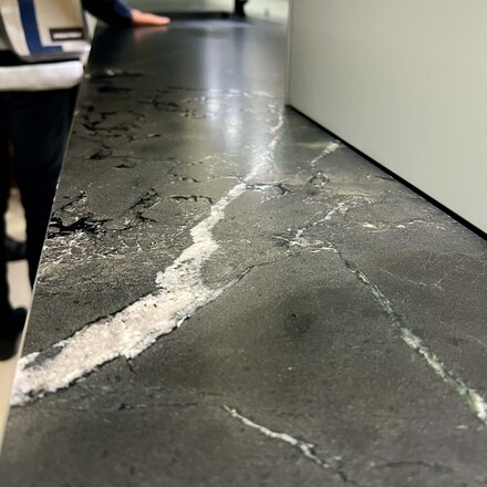 Kuchyňská pracovní deska z přírodního kamene s broušenou povrchovou úpravou - honed finish.