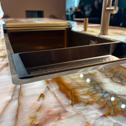 Kuchyňská pracovní deska z růžového kvarcitu v lesklém provedení.