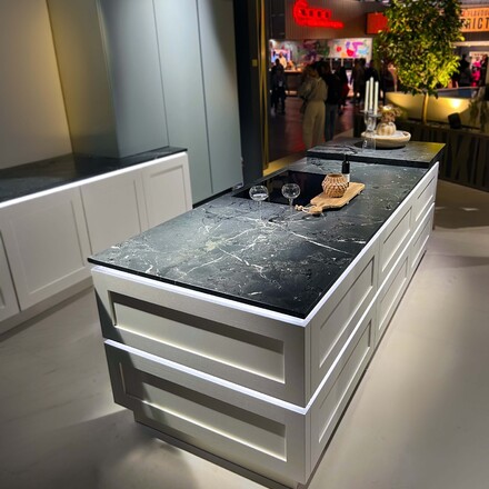 Kuchyňská pracovní deska z přírodního kamene s broušenou povrchovou úpravou - honed finish.