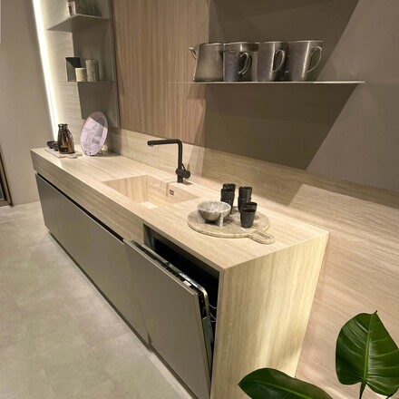 Broušený přírodní travertin.