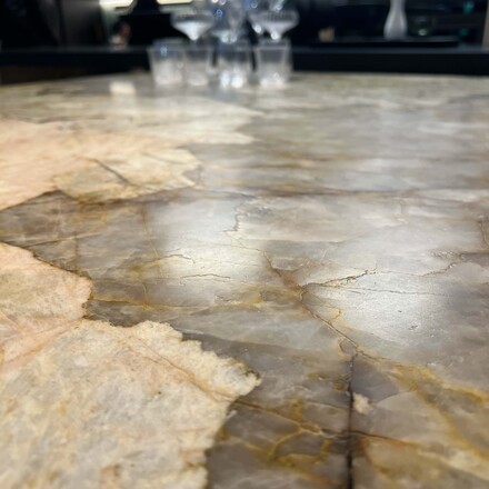 Kuchyňská pracovní deska z přírodního kvarcitu Patagonia s broušenou povrchovou úpravou - honed finish.