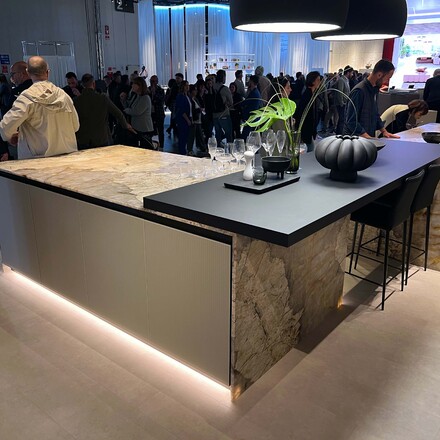 Kuchyňská pracovní deska z přírodního kvarcitu Patagonia s broušenou povrchovou úpravou - honed finish.