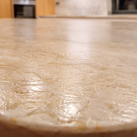 Kuchyňská pracovní deska z přírodního kamene Taj Mahal s kartáčovaným leather povrchem.