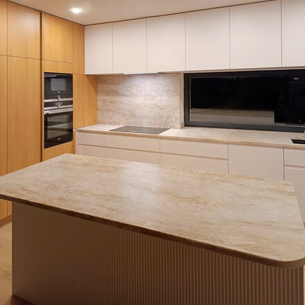 Kuchyňská pracovní deska z přírodního kamene Taj Mahal s kartáčovaným leather povrchem.