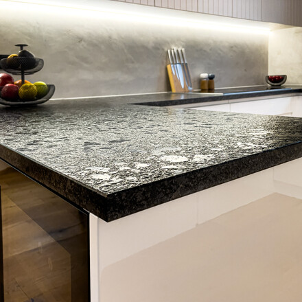 Kuchyňská pracovní deska z přírodního kamene Steel Grey s kartáčovaným povrchem.