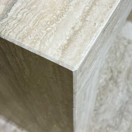 Detail přírodního travertinu.