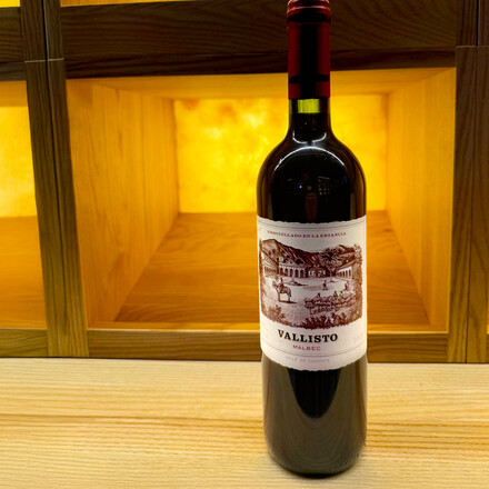 Osvětlená vinotéka s přírodním onyxem Onice Honey.