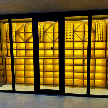 Podsvícená vinotéka s přírodním kamenem Onice Honey.