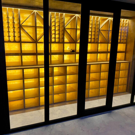 Podsvícená vinotéka s přírodním kamenem Onice Honey.