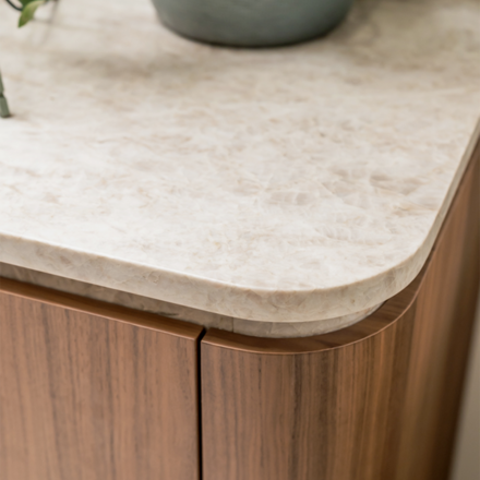 Kvarcit Taj Mahal je odolný přírodní kámen s jemným béžovým zabarvením, často používaný na pracovní desky do kuchyní. Zakázkové kamenictví TONE OF STONE.