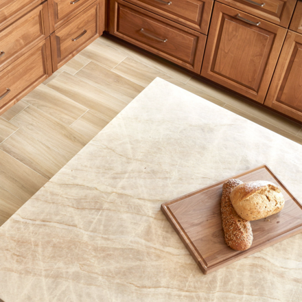 Kvarcit Taj Mahal je přírodní kámen s jemnými béžovými tóny a elegantní strukturou, ideální na kuchyňské pracovní desky. Zakázkové kamenictví TONE OF STONE.