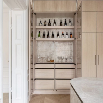 Kámen Taj Mahal je díky své tvrdosti vhodný na obklady stěn i pracovní desky v kuchyních a barech. Zakázkové kamenictví TONE OF STONE.