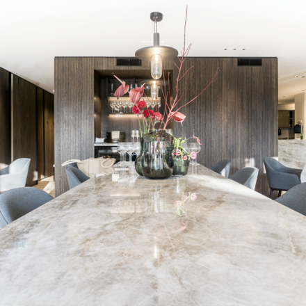 Jídelní stůl z kvarcitu Taj Mahal je elegantní volbou s odolným povrchem a přírodní strukturou. Zakázkové kamenictví TONE OF STONE.