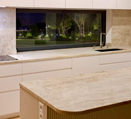 Kvarcit Taj Mahal je odolný přírodní kámen, který je perfektní volbou pro kuchyňské pracovní plochy. Zakázkové kamenictví TONE OF STONE.