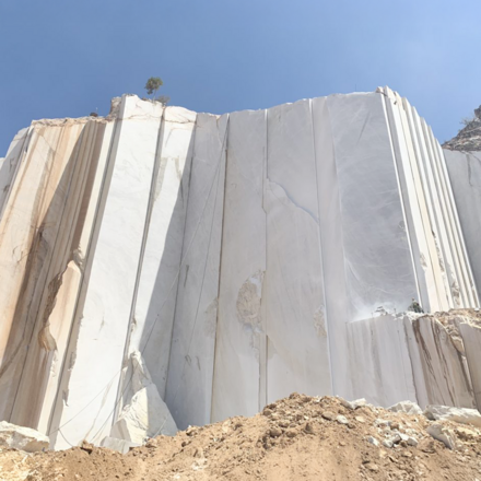 Těžba kvarcitu Taj Mahal v Brazílii.