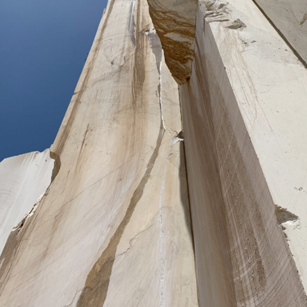 Těžba přírodního kamene Taj Mahal v Brazílii.