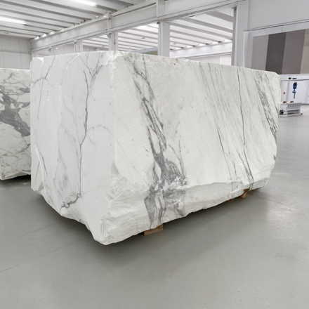Blok vytěženého přírodního mramoru Bianco Carrara.