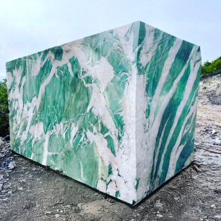 Vytěžený blok přírodního kvarcitu Patagonia připravený ke zpracování a rozřezání na formátované desky.