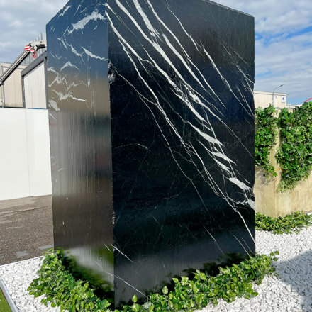 Blok španělského přírodního mramoru Nero Marquina na italském prodejním veletrhu.