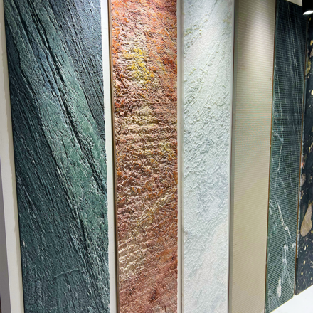 Ukázky různých povrchových úprav přírodního kamene na prodejním veletrhu.