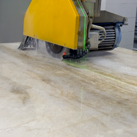 Řez desky přírodního kvarcitu Taj Mahal na menší formáty.