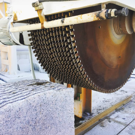 Řez bloku přírodní žuly na formátované desky.