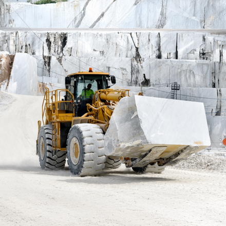 Přeprava těženého přírodního mramoru.