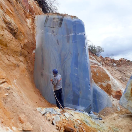 Těžený přírodní kvarcit Azul Macaubas.