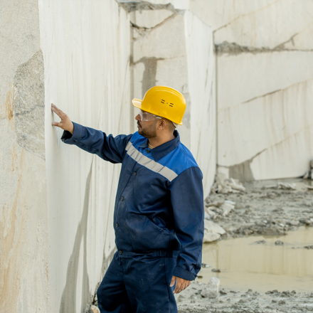 Kontrola kvality a stavu přírodního kamene přímo v místě lomu.