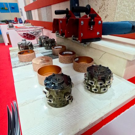 Nástroje sloužící k úpravě povrchu přírodního kamene na prodejním veletrhu.