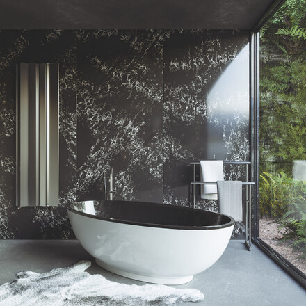 Velkoform&aacute;tov&yacute; obklad stěny v koupelně z uměl&eacute;ho kamene Technistone Pearl Delta.