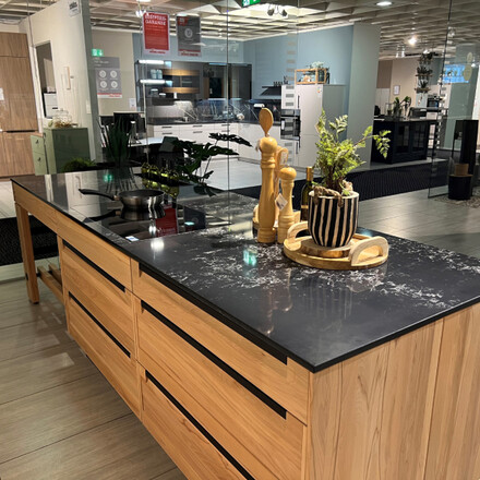 Kuchyňsk&aacute; kamenn&aacute; deska z uměl&eacute;ho kamene Technistone Pearl Delta.