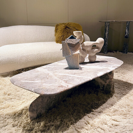 Konferenční stolek z přírodního kamene Fior di Pesco s oblou hranou.