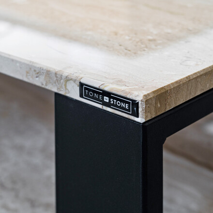 Opracování hrany konferenčního stolku z přírodního kamene Daino - hrana s fazetou.