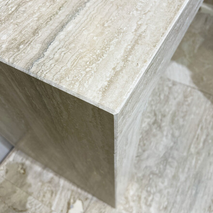 Zpracování hrany kuchyňské pracovní desky s fazetou.