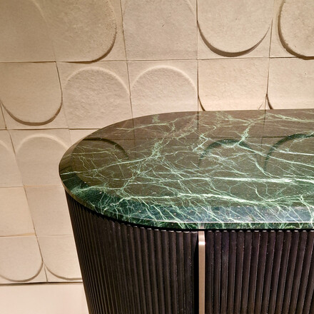 Hrana komody z přírodního kamene se zkosenou hranou a s fazetou.